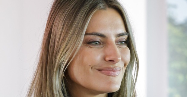 Sophia Thomalla mit blonden Haaren vor einer weißen Wand.