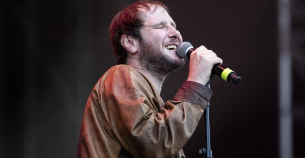 Marco Wanda singt bei einem Konzert in einer braunen Lederjacke