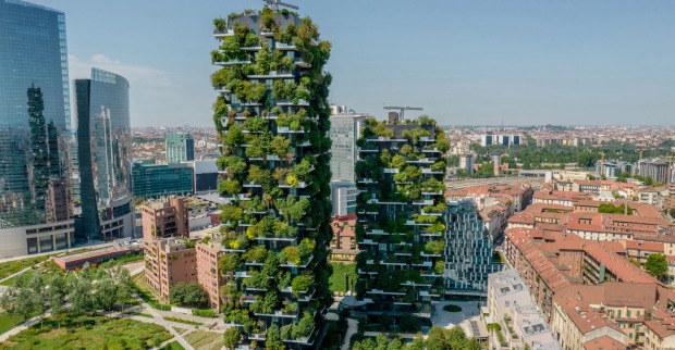 Skyline von Mailand, im Vordergrund die zwei Wohnhochhäuser mit Pflanzenfassade