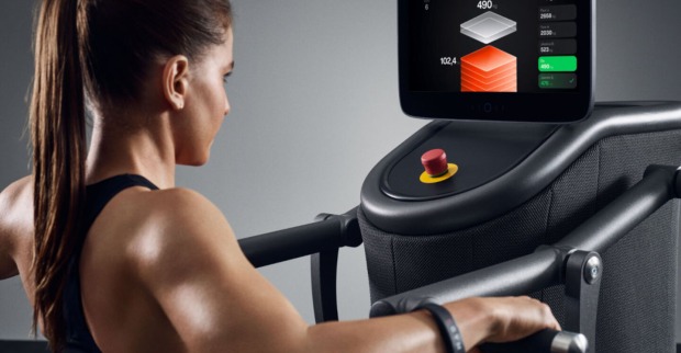 Eine Frau trainiert im Best Fitness.