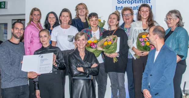 Die Gewinnerinnen des Künstlerinnen-Preises im Kreise der Linzer Soroptimistinnen.