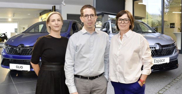 Autohaus Malin Geschäftsleitung Linda Wallenta-Malin (li.), Christoph Marte und Nadja Malin-Potzinger mit dem neuen Clio und dem neuen Espace.