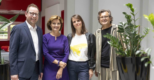 Markus Klement (Landesdirektor ORF Vorarlberg), Jasmin Ölz (Kulturkoordinatorin ORF Vorarlberg), Alexandra Berlinger (Künst­lerin) und Marbod Fritsch (Kurator) (v. li.).