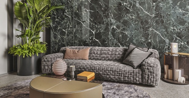 Wohnzimmer mit Sofa, Beistelltisch und Pflanze