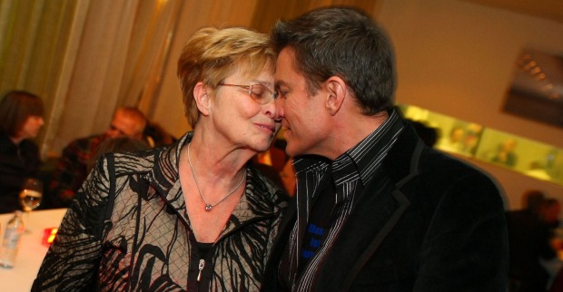 Alfons Heider und Mutter Anni Stirn an Stirn mit geschlossenen Augen in einem Raum.