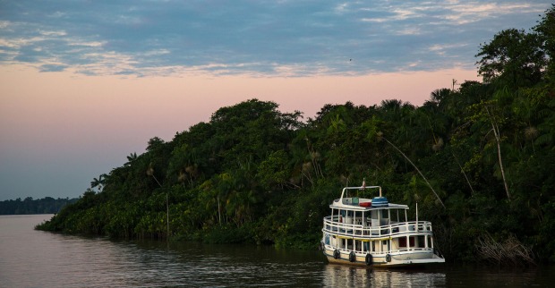 Bootsfahrt durch den Amazonas | Credit: iStock.com/Roman_Rahm