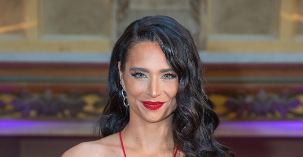 Amira Pocher mit roten Lippen und rotem Kleid