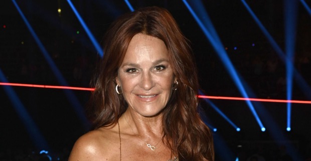 Andrea Berg mit offenen langen Haaren vor einer Lasershow.