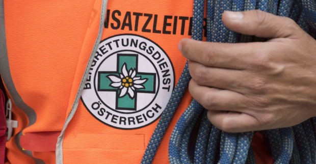 Das Bergrettungszeichen auf einer Rettungsweste.