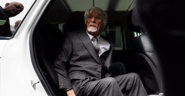 Bernie Ecclestone steigt aus seinem Wagen.