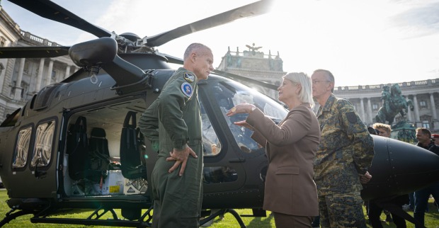 Soldaten und Verteidigungsministerin vor einem Hubschrauber am Wiener Heldenplatz | Credit: Carina Karlovits