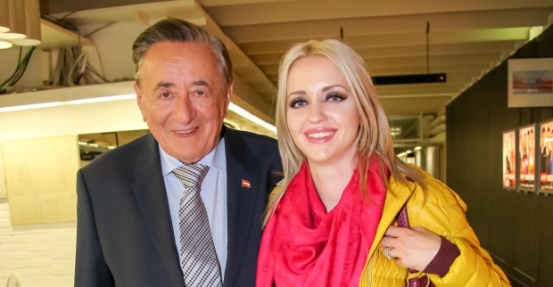 Richard Lugner trägt ein blaues Sakko und Cathy Lugner einen pinken Schal und eine gelbe Jacke.