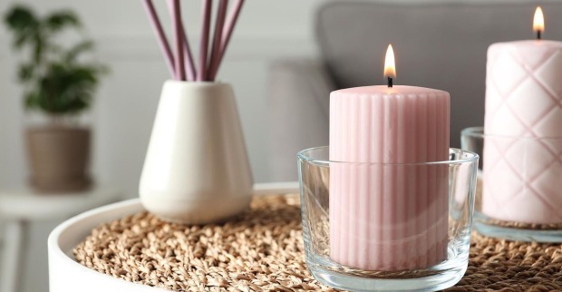 Duftkerze steht auf einem Tisch | Credit: iStock.com/Liudmila Chernetska
