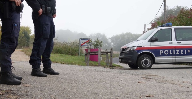Zwei Polizisten und ein Polizeiauto.
