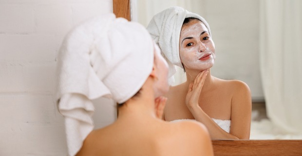 Frau trägt Aspirinmaske auf | Credit: iStock.com/Erstudiostok