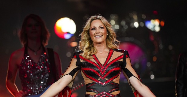 Helene Fischer in einem rot-schwarzen Kostüm mit Cut-Outs