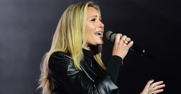 Helene Fischer mit offenen blonden Haaren auf der Bühne.