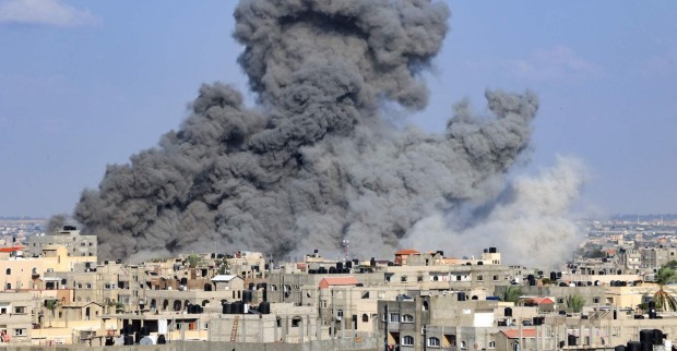 Dunkle Rauchwolke über dem Gaza-Streifen.