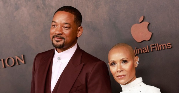 Will und Jada lachen am Red Carpet für die Fotografen.