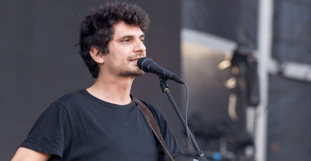 James Hersey steht mit kurzen schwarzen Haaren auf der Bühne und singt in ein Mikrofon.