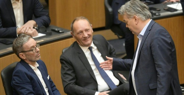 Herbert Kickl und Werner Kogler im Parmaent.