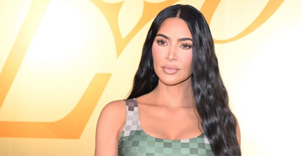 Kim Kardashian bauchfrei bei einem Red Carpet Event