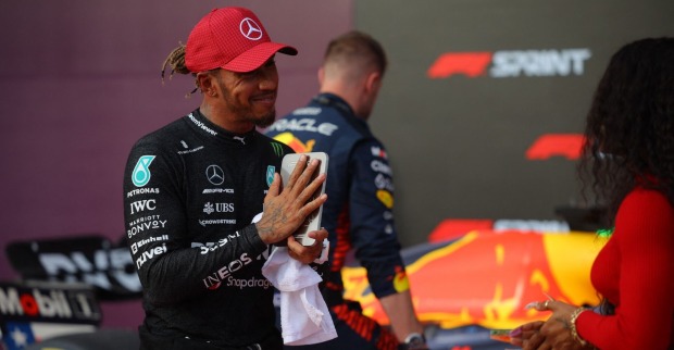 Lewis Hamilton spricht nach einem Rennen mit einer Frau.
