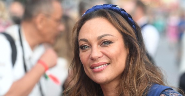 Lilly Becker mit blauem Haarband am Okotberfest