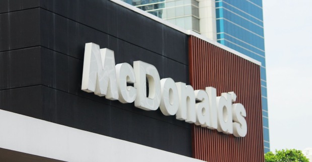 Man sieht in einer großen weißen Schrift Mc Donalds.