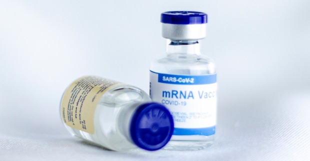 Zwei Fläschen mit der mRNA-Impfung