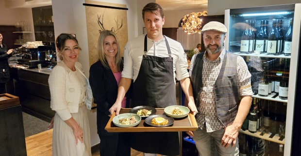 Ilonka Benninghoven (li.), Monika und Jochen Kessler (VWK) mit Hörnlingen-Inhaber und Chefkoch Dominic Mayer (Mitte)