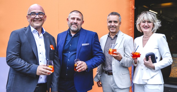 Bäderpark-Chef Oliver Wehinger mit  dem renommierten Münchner Baddesigner Robert Michel und Inhaus Geschäftsführer Robert Küng mit Gattin Andrea (v. li.)