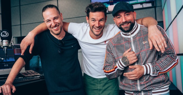 Paul Pizzera, Christopher Seiler und Daniel Fellner in einem Tonstudio.