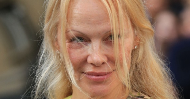 Pamela Anderson mit blonden Haaren die ihr ins Gesicht wehen.