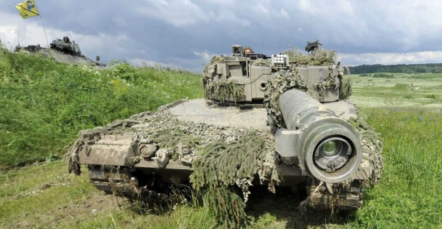Ein "Leopard"-Panzer fährt über eine Feld am Truppenübungsplatz Allentsteig.