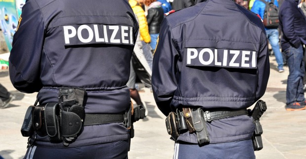 Zwei Polizisten von hinten.