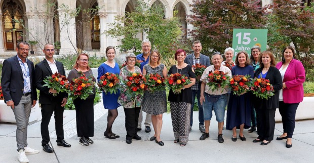 Biogärtner Karl Ploberger und Vizebürgermeisterin Kathrin Gaál mit den Siegern des Fotowettbewerbs "Blühendes Zuhause" im Arkadenhof des Wiener Rathauses | Credit: PID/Martin Votava
