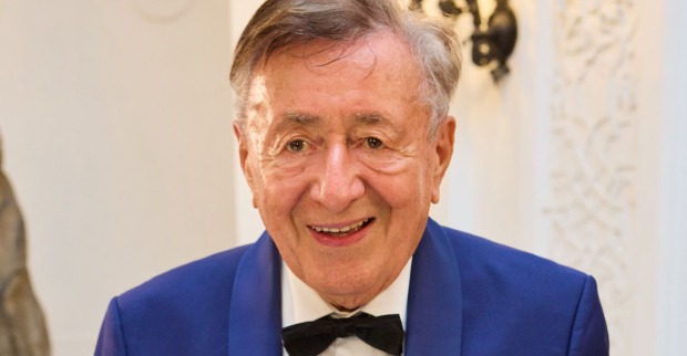 Richard Lugner trägt eine schwarze Fliege und einen blauen Anzug.