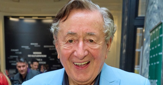 Richard Lugner mit einem blauen Anzug und kurzen grauen Haaren.