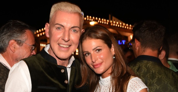 H.P.Baxxter mit seiner Verlobten Sara auf dem Oktoberfest. Beide tragen Tracht, sie hat offene brünette Haare.