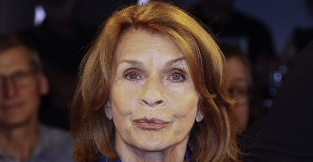 Schauspielerin Senta Berger mit offenen kupfernen Haaren im Studio.