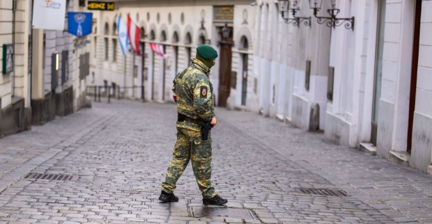 Ein Soldat vor der Synagoge in der Wiener Innenstadt