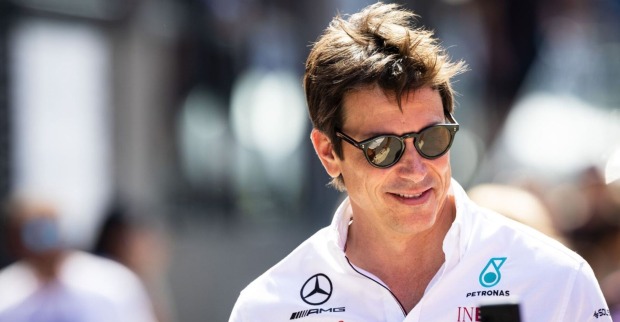 Toto Wolff in seiner Rolle als Mercedes-Teamchef mit Sonnenbrille auf der Rennstrecke