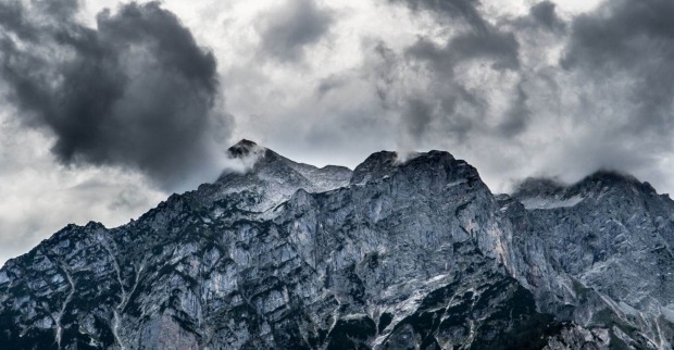 Ein düster wirkender Berg mit dunklen Wolken.
