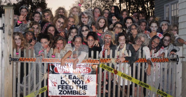 Viele als Zombies verkleidete Frauen.