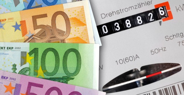 Geldscheine von 20 bis 50 Euro neben einem Drehstromzähler