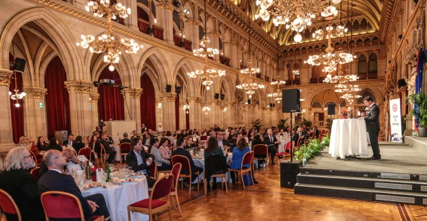 Blick in einen festlich beleuchteten Rathaus Saal