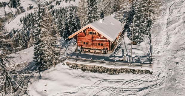 Verschneite Skihütte in Werfenweng