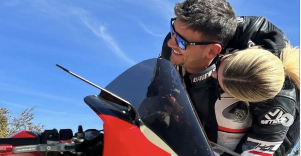 Beide auf dem Motorrad, Gesichter leicht abgewandt