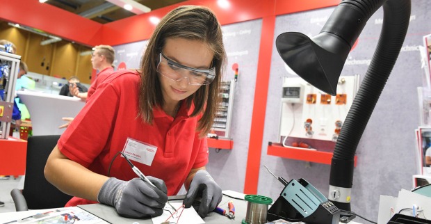 Junge Frau bei der Arbeit | Credit: Roebl